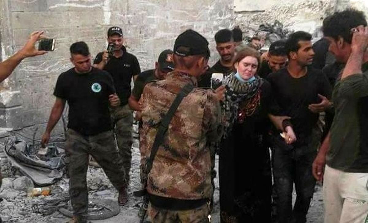 دستگیری زن تک تیرانداز داعشی+تصاویر