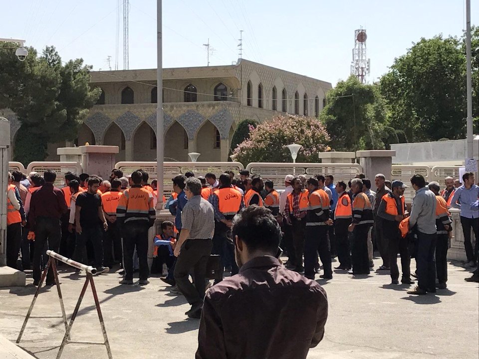 تجمع کارکنان اداره راهداری اصفهان مقابل استانداری