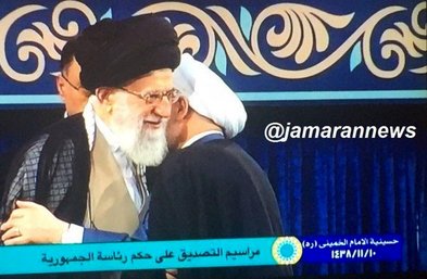 بوسه روحانی بر شانه رهبر انقلاب پس از تنفیذ