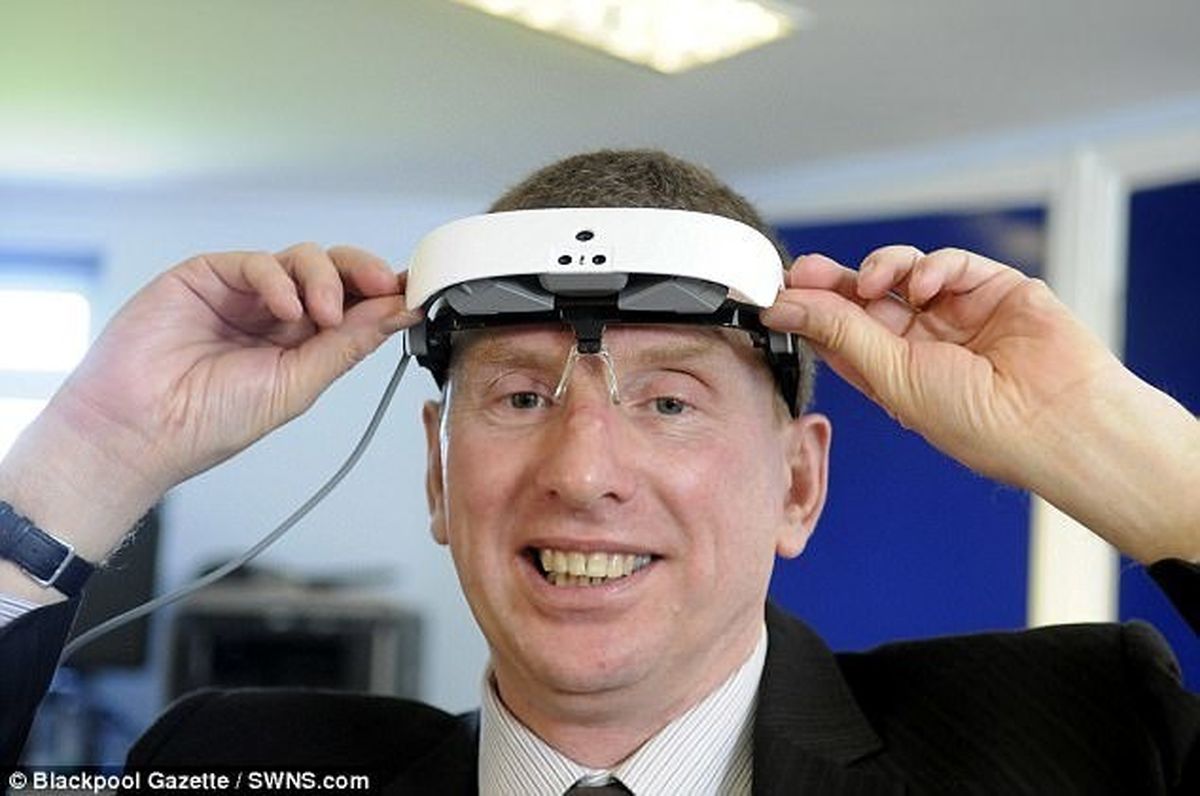 فوتبال دیدن مردی نابینا با کمک یک هدست پیشرفته!