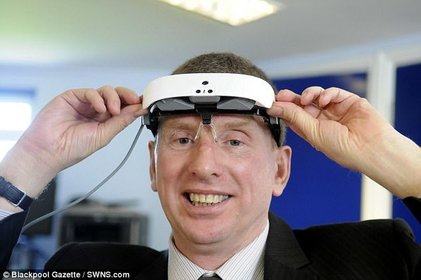 فوتبال دیدن مردی نابینا با کمک یک هدست پیشرفته!