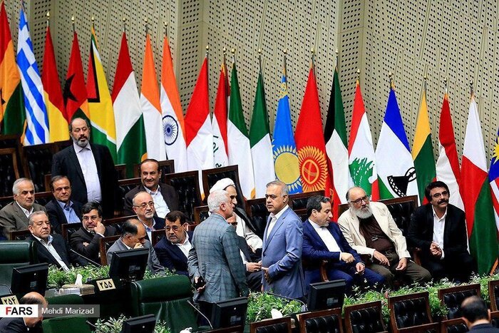 علیرضا افتخاری و داریوش ارجمند در مراسم تحلیف