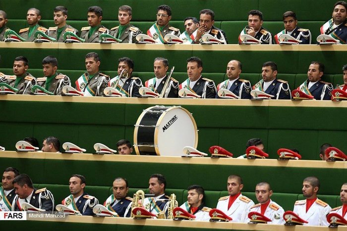 گروه مارش مستقر در مجلس، که سرود ملی را نواخت