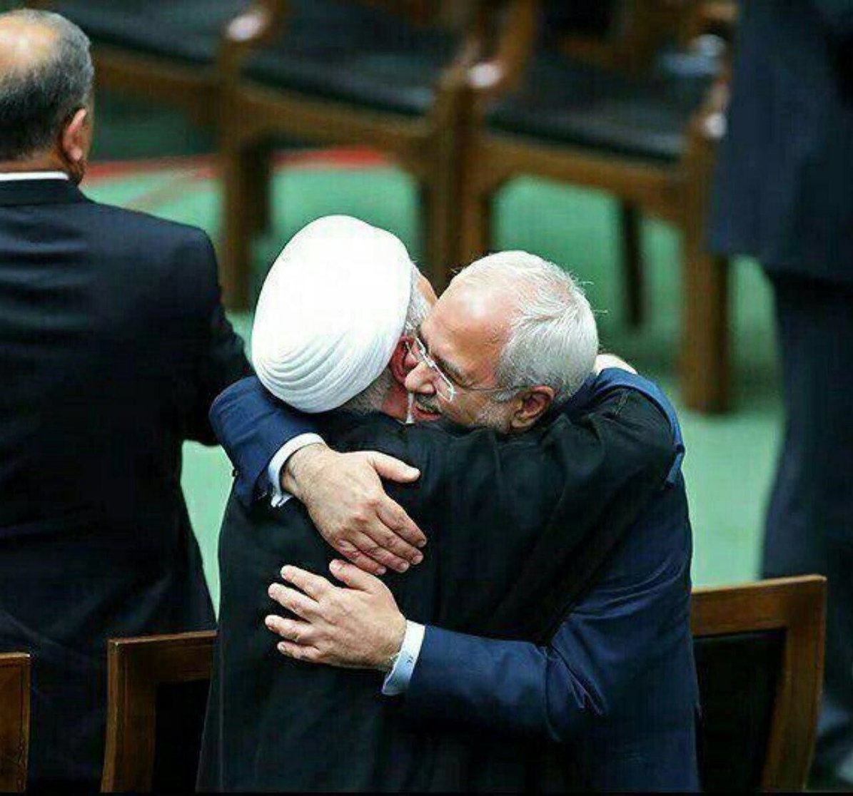 معاون سیدحسن نصرالله در آغوش ظریف