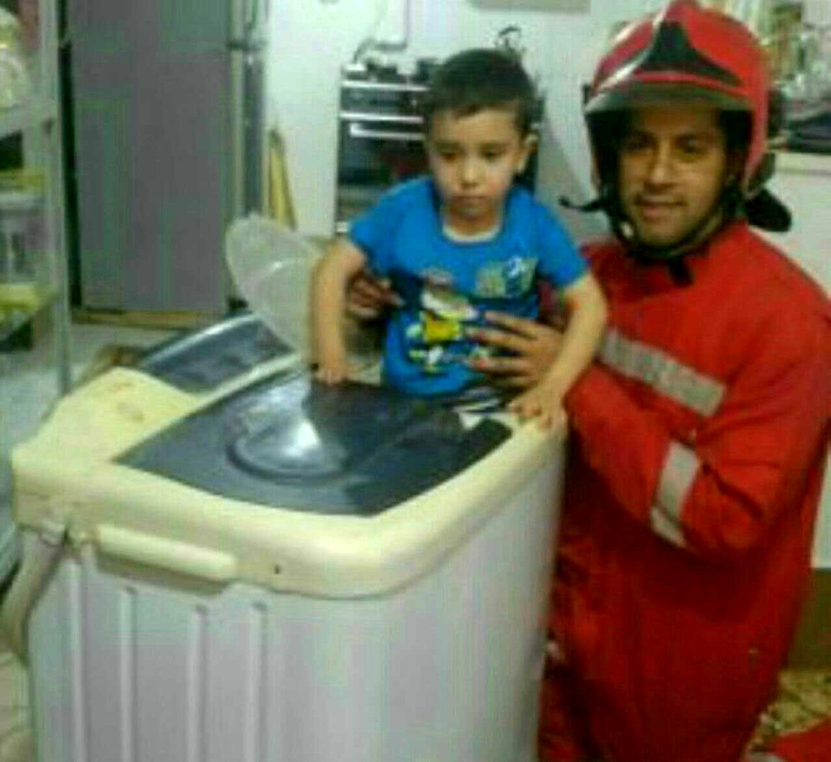  نجات بچه بازیگوش ازداخل ماشین لباسشویی