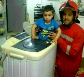  نجات بچه بازیگوش ازداخل ماشین لباسشویی