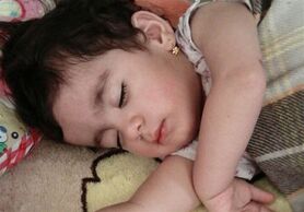 کودکی که به خاطر سرما در منطقه زلزله‌زده کرمانشاه جان داد