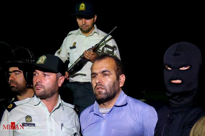 قاتل آتنا به دار مجازات آویخته شد + تصاویر