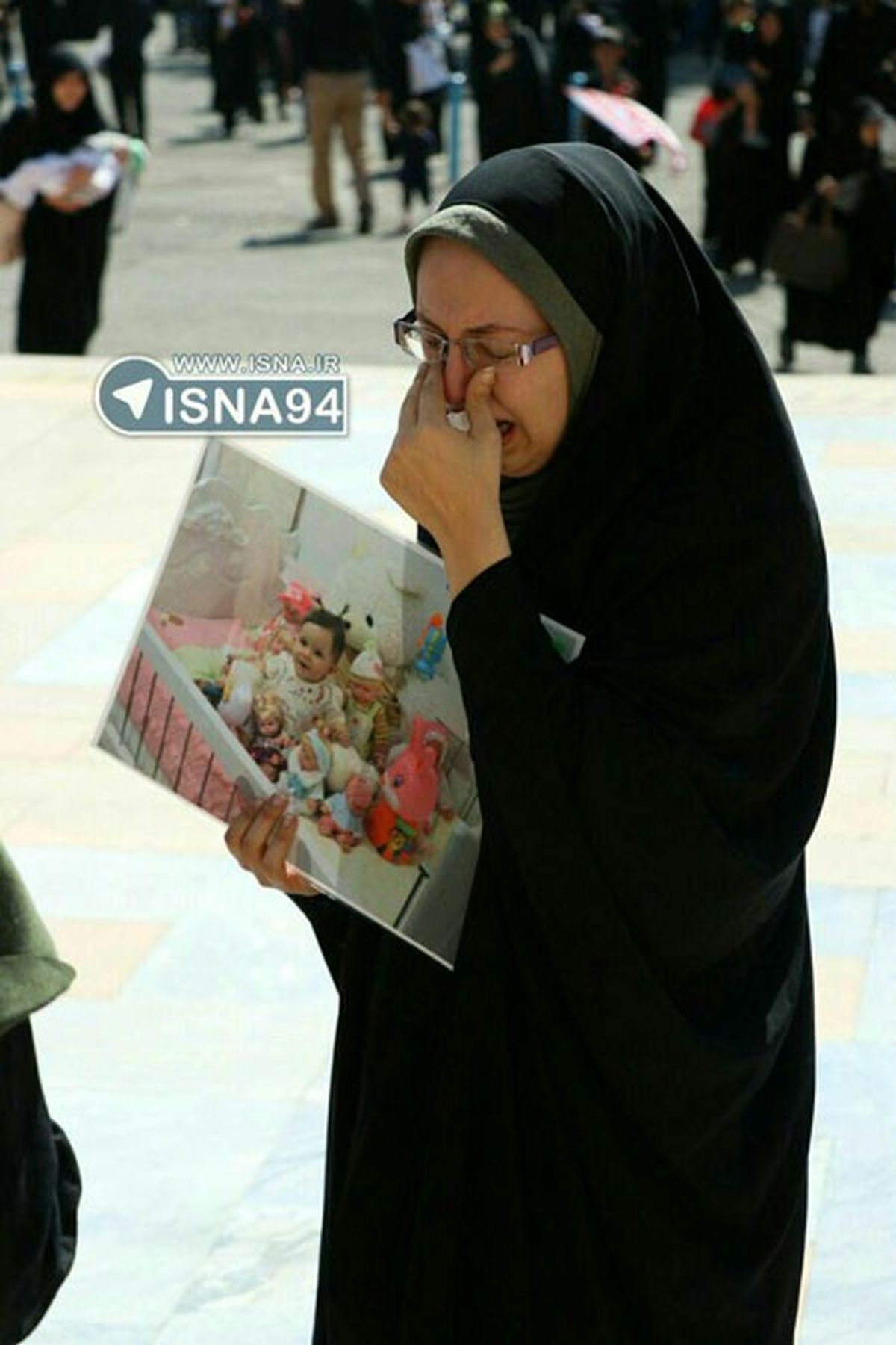 گریه مادر «بنیتا» در مراسم شیرخوارگان حسینی