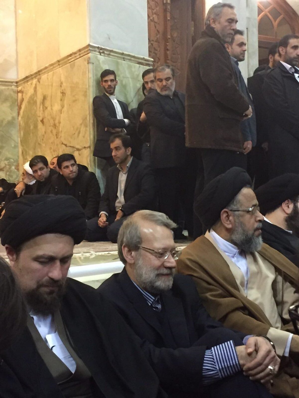 هم‌نشینی علی لاریجانی و سیدحسن خمینی در مراسم چهلم آیت‌الله هاشمی