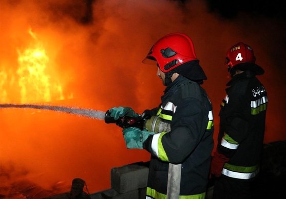 جزئیات آتش‌سوزی در بازار ریسمان و شهرک صنعتی امیرکبیر اصفهان+ تصاویر