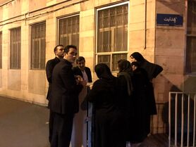 تجمع معترضان کاسپین مقابل خانه احمدی‌نژاد
