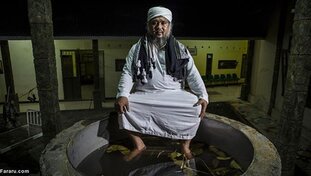 ترک اعتیاد با نشستن در دیگ آب داغ!