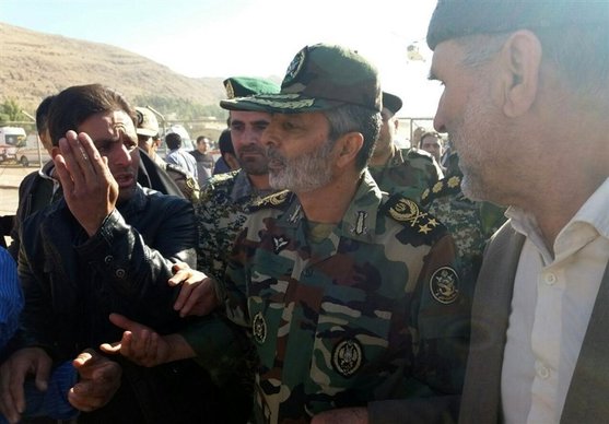 دیدار فرماندهان ارتش و سپاه با مردم زلزله زده