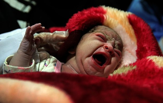 تولد" آوا "پس از زلزله در سرپل ذهاب