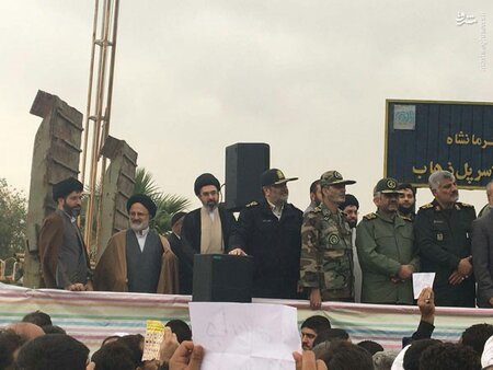 فرزاندان رهبر انقلاب در بازدید از مناطق زلزله‌زده