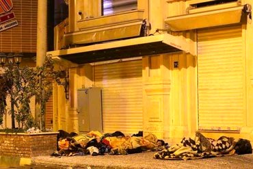 از کشیدن قلیان تا حضور عروس و داماد در خیابان های تهران بعد از زلزله