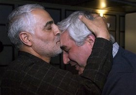 بوسه قاسم سلیمانی بر پیشانی حاتمی‌کیا