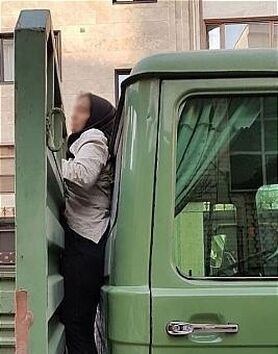 گیر افتادن دختری بین اتاقک و کفی حمل بار کامیونت