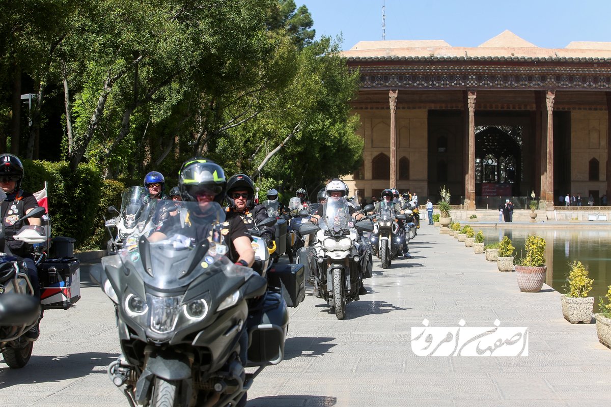 چهلستون، زیر چرخ موتورهای لهستانی