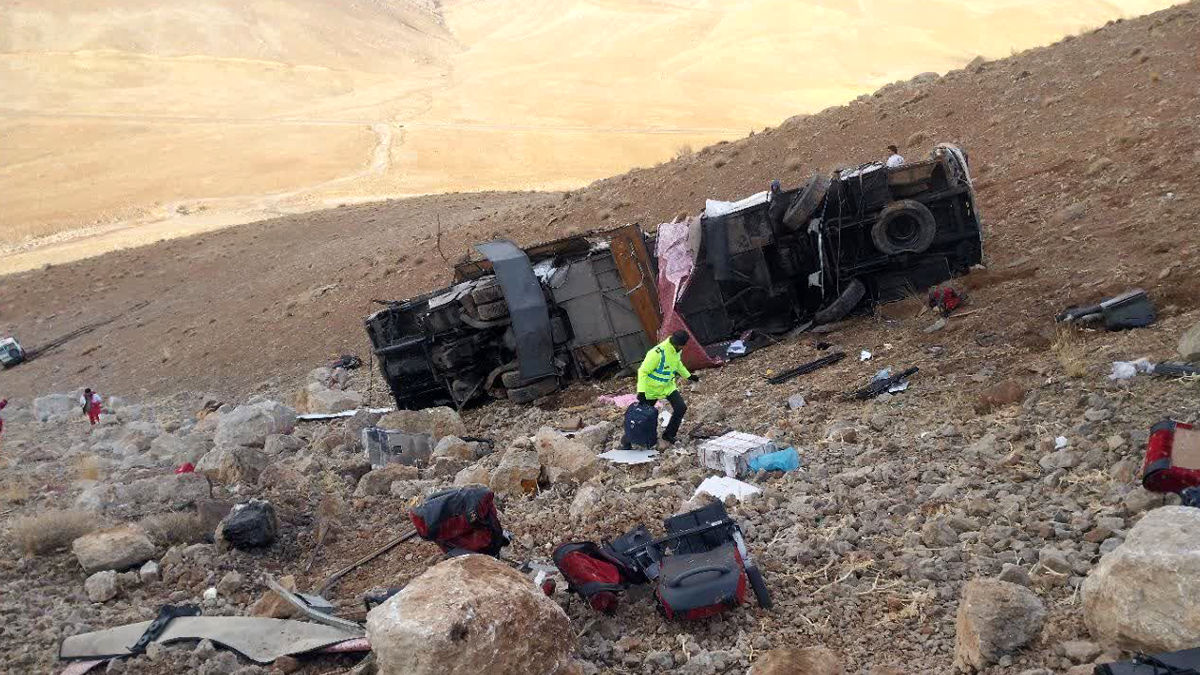 فاجعه جاده‌ای در محور سمیرم؛ واژگونی مرگبار اتوبوس تهران-یاسوج با 3 قربانی و 15 زخمی