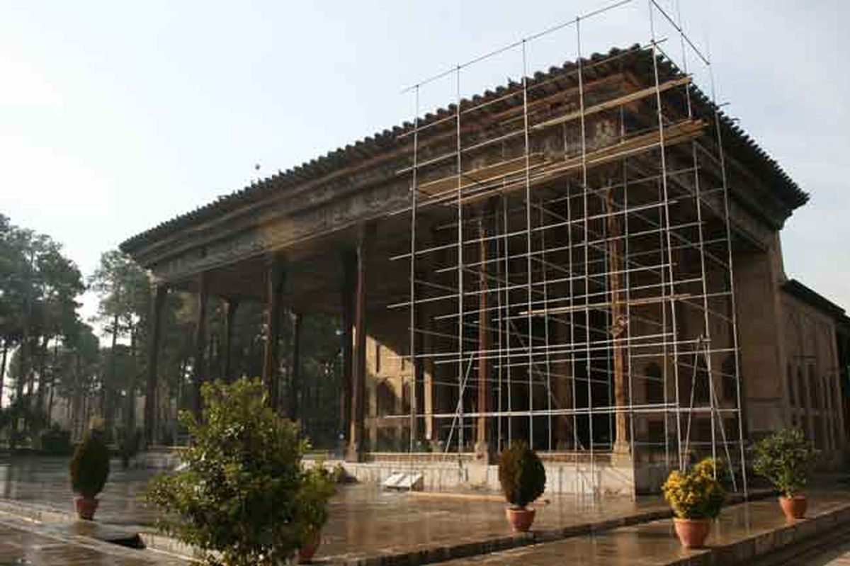 چهلستون در آستانه احیا: آغاز مرمت ستون‌های ایوان کاخ صفوی ثبت یونسکو / نقش حیاتی چهلستون در اقتصاد نقره‌ای اصفهان