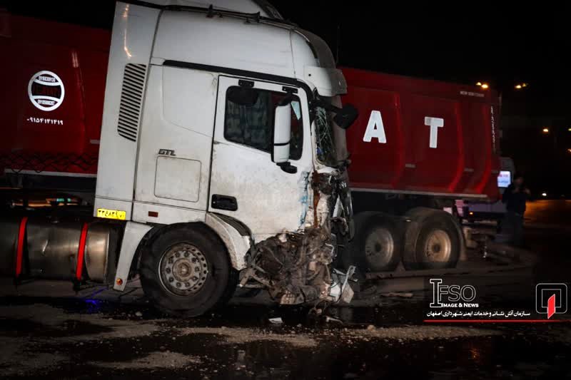 انحراف تریلی به لاین مخالف برای 4 خودرو دردسرساز شد