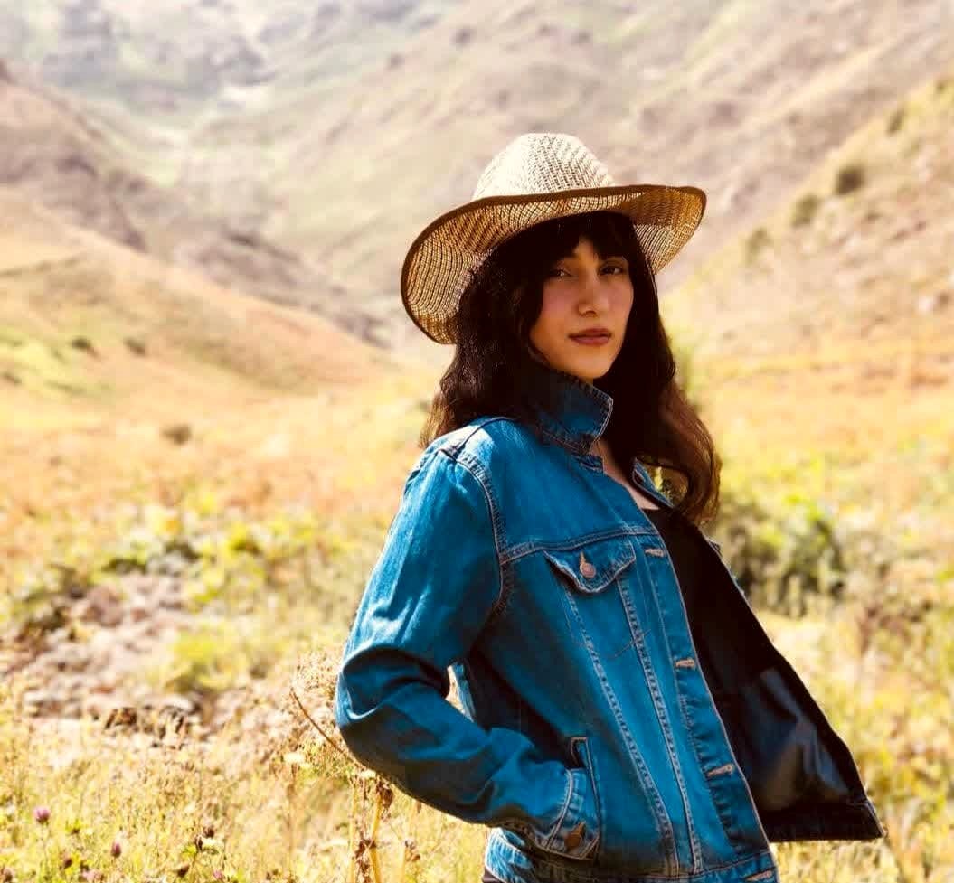 بیوگرافی پرستو احمدی خواننده از کودکی تا واکنش ها به کنسرت او