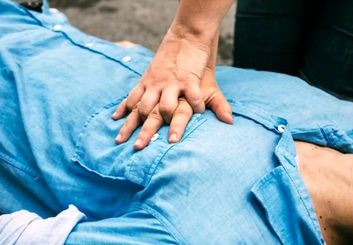 نجات شگفت‌انگیز بانوی ۱۰۷ ساله از مرگ حتمی | آموزش جامع اقدامات نجات‌بخش اولیه (CPR)