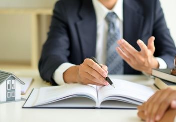 برای دعاوی ملکی به کدام وکیل ملکی در اصفهان مراجعه کنیم؟