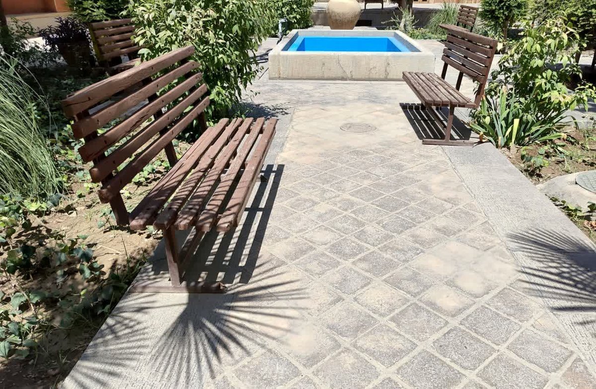 نیمکت های خالی