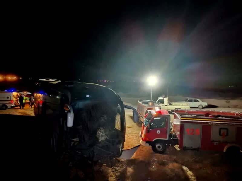 واژگونی اتوبوس شیراز در شهرضا/23 نفر مصدوم شدند