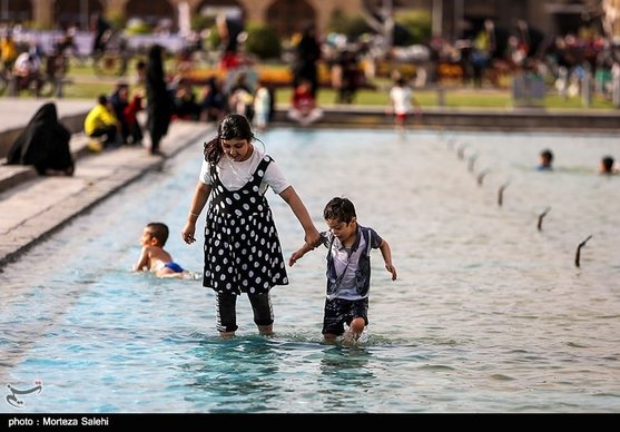 آب بازی کودکان در نقش جهان - اصفهان