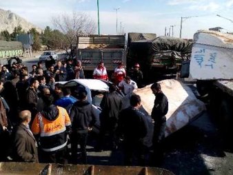 سقوط تخته سنگ روی سواری پراید در اصفهان