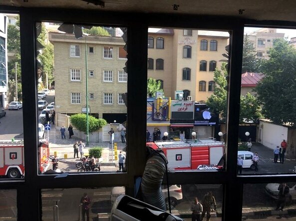 نجات ۱۱ نفر از آتش‌سوزی یک ساختمان در نیاوران / تصاویر