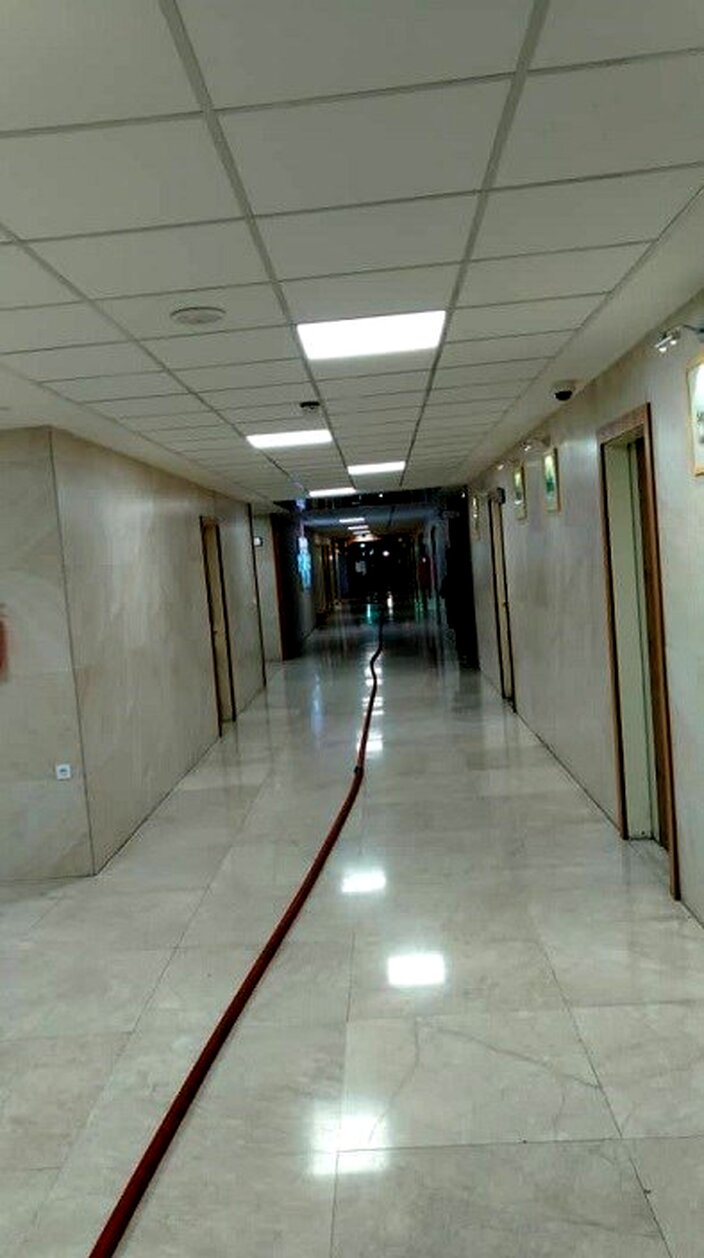مهار آتش‌سوزی جزئی در بخش غیرپزشکی یک بیمارستان + تصاویر