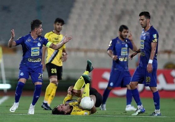 رضاوند: بازیکنان سپاهان ریختند سر داور تا به من کارت قرمز بدهد