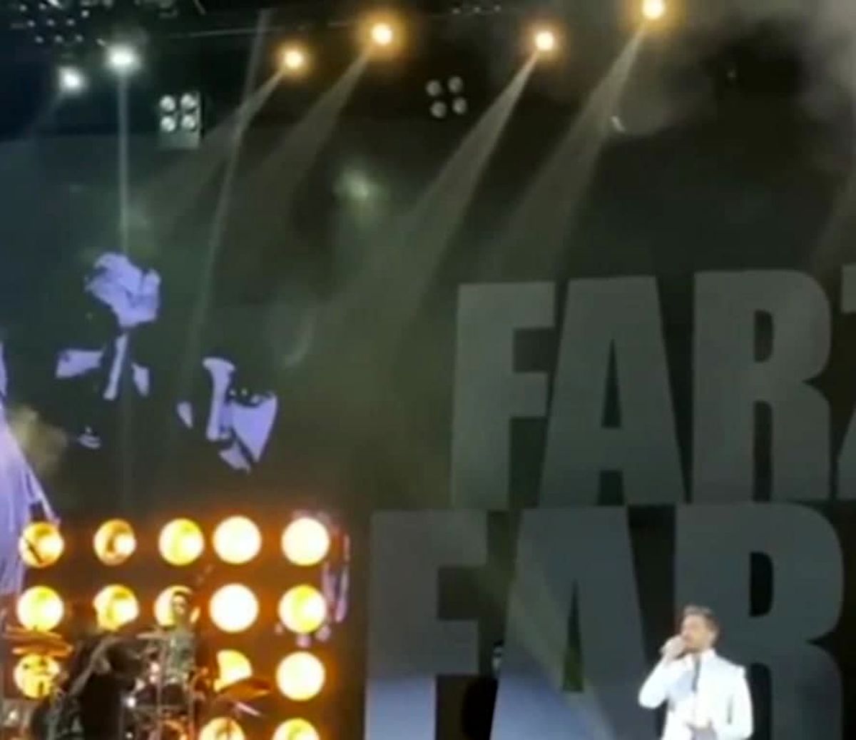 (ویدیو) اشک‌های دردناک فرزاد فرزین به یاد علی انصاریان وسط اجرای کنسرت آنلاین