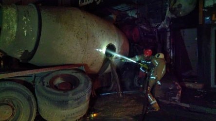 آتش‌سوزی خودروی حامل بتن پس از تصادف شدید با یک ساختمان و چند خودرو + فیلم و تصاویر