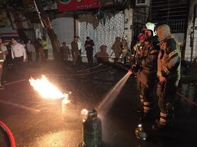 آتش‌سوزی در مغازه نگهداری ۲۳۰ سیلندر گاز + تصاویر