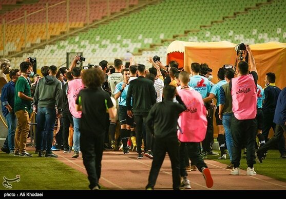 هویت فرد درگیرشده با فیلم‌بردار اصفهانی در بازی سپاهان-پرسپولیس مشخص شد