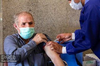 عارضه حالت آهن‌ربایی بدن پس از تزریق واکسن کرونا کذب است