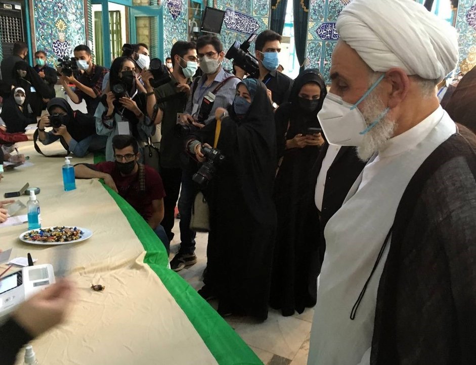 حضور ناطق نوری در حسینیه ارشاد برای رای گیری