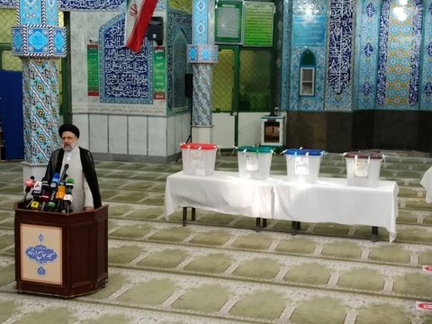 رئیسی: برای حل مشکلات مردم شب و روز نمی‌شناسم