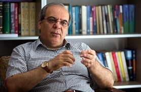 عباس عبدی : اینکه مردم در یک فضای عمومی آب بازی کنند کدام خط قرمز به هم می ریزد؟