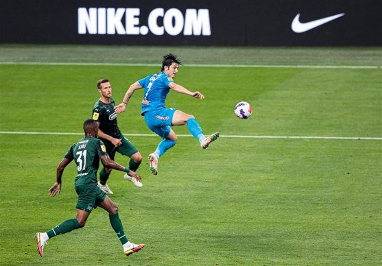 باشگاه لیون: سردار آزمون گزینه ما است/ در حال مذاکره با زنیت هستیم