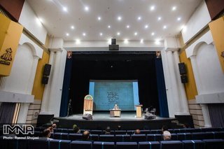 پای سالن‌های تئاتر اصفهان لنگ می‌زند