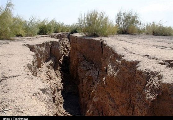 بیشتر دشت‌های استان اصفهان با پدیده فرونشست دست‌و‌پنجه نرم می‌کنند/ برداشت بی‌رویه علت تشدید فرونشست