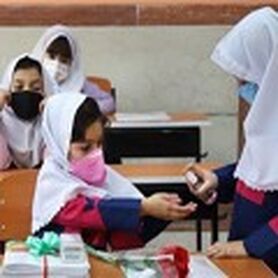 دانش‌آموزان ۱۲ تا ۱۸ ساله واکسن دریافت می‌کنند