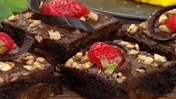 طرز تهیه کیک شکلاتی مغزدار + فیلم